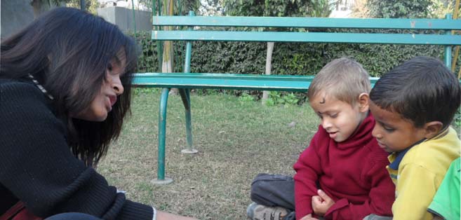 Open Air Éclair Classes at Delhi University, North Campus: Priyanka Dass Saharia, volunteer from St. Stephens teaching Bhoora, Arjun and Keshoo : kids of construction laborers.